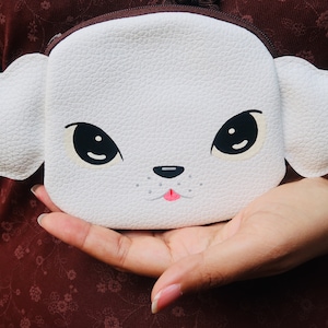 Monedero de caniche blanco. Bolso pequeño pintado a mano de piel sintética, estuche con cremallera, tarjetero, bolso con retrato de caniche.