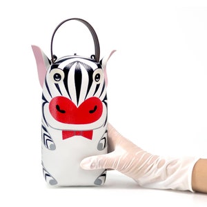 Astuccio portapenne zebrato, astuccio per il trucco, borsa dipinta a mano, questa borsa compatta in pelle sintetica è perfetta per gli oggetti essenziali di tutti i giorni.