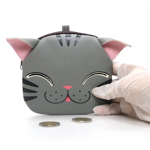 Porte-monnaie chat gris souriant. Petit sac peint à la main en cuir synthétique, Pochette à glissière, Porte-cartes, Chat gris, Sac portrait d'animal