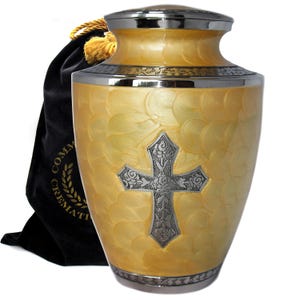 Urn met geel kruis: handgegraveerd aluminium, volledige grootte