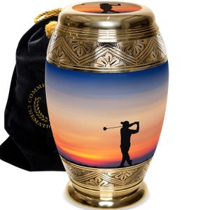 Crematie-urn Gone Golfing: handgegraveerde aluminium urn voor as
