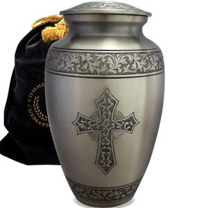 Zilveren Love of Christ-urn: met de hand gegraveerd aluminium