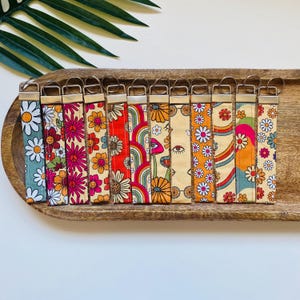 70s Flower Keychain - Etsy