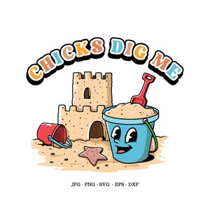 Op de afbeelding: Een cartoonillustratie van een zandkasteel, een emmer en schep, en een zeester op een strand. De tekst "CHICKS DIG ME" staat in een kleurrijke boog boven het zandkasteel.
