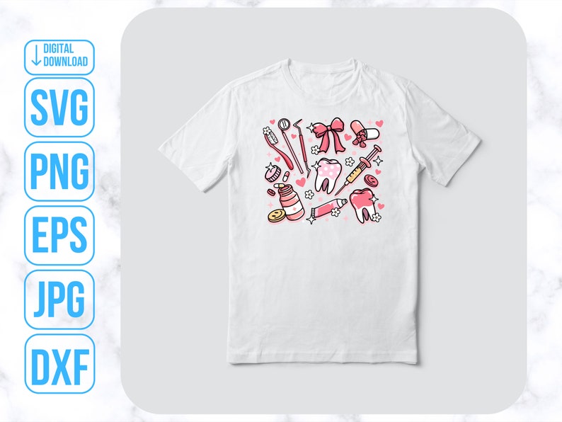 Op de afbeelding: Een wit T-shirt met een roze en wit ontwerp van tandheelkundige instrumenten, een tand en een strik. Het ontwerp bevat een tandenborstel, tandpasta, floss, een spuit en een hart.