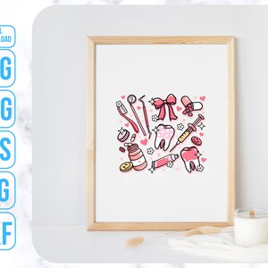 Op de afbeelding: Een roze en witte illustratie van tandheelkundige verzorgingsproducten, waaronder een tandenborstel, tandpasta, floss, een spuit en tanden. De illustratie is omringd door harten en sterren.