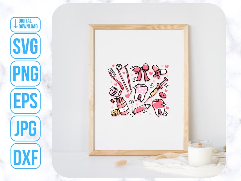 Op de afbeelding: Een roze en witte illustratie van tandheelkundige verzorgingsproducten, waaronder een tandenborstel, tandpasta, floss, een spuit en tanden. De illustratie is omringd door harten en sterren.