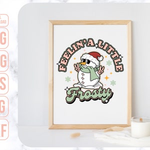 Może przedstawiać: Cyfrowa ilustracja bałwana w czapce Świętego Mikołaja i okularach przeciwsłonecznych z tekstem "Feelin' a little frosty" w stylu retro.