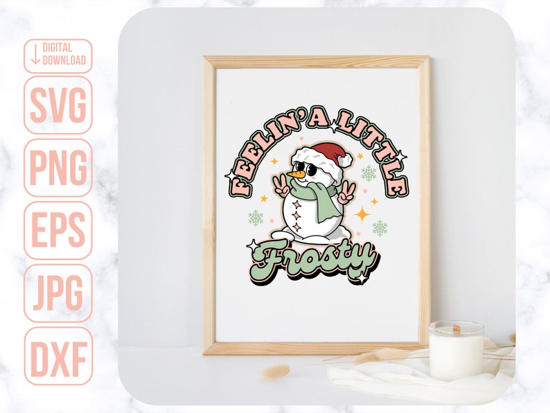 Może przedstawiać: Cyfrowa ilustracja bałwana w czapce Świętego Mikołaja i okularach przeciwsłonecznych z tekstem "Feelin' a little frosty" w stylu retro.