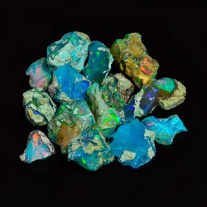 Könnte beinhalten: Eine Ansammlung roher Opal-Edelsteine, die eine Vielzahl von Farben zeigen, darunter Blau-, Grün- und Rot- und Orange-Töne. Die Opale haben ein natürliches, unpoliertes Aussehen mit einer Mischung aus Texturen und Formen. Der Hintergrund ist einfarbig schwarz.