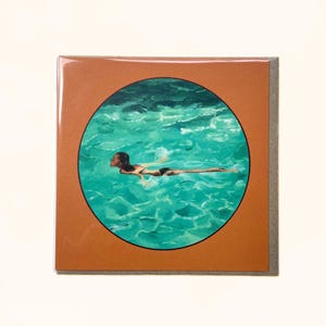 Tarjeta de felicitación retro de la Riviera Francesa: ilustración de una piscina de verano, sobre kraft, ecológica, impresa en el Reino Unido.