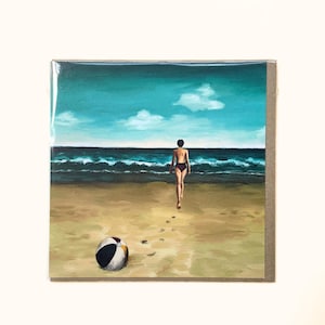 Wenskaart 's middags zwemmen - vrouw aan het strand illustratie retro kustkunst - zomerse zeegezicht - milieuvriendelijk - gedrukt in het VK