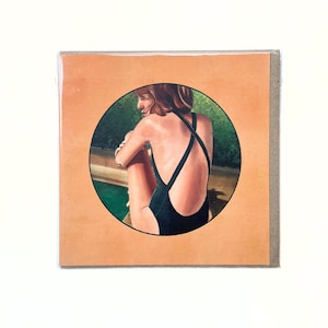 Elegante tarjeta de felicitación de la Riviera Francesa: Ilustración de mujer junto a la piscina – Luz del sol de verano – Ecológica – Sobre kraft – Impresa en el Reino Unido