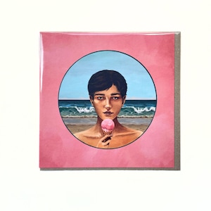 Wenskaart Day at the Beach – illustratie vrouw met ijsje – zomerse kustkunst – roze retrosfeer – milieuvriendelijk – gedrukt in het Verenigd Koninkrijk
