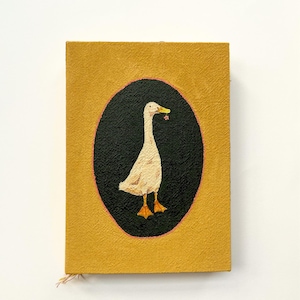 Carnet cartonné recyclé fait main | Reliure copte | Pages infusées de lavande | « Théodore le canard »