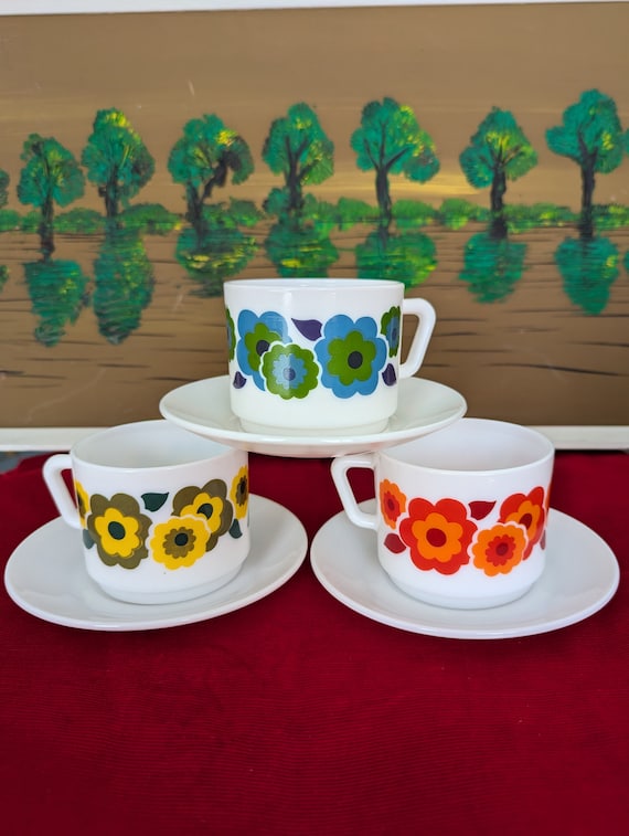 6 Tasses Et Soucoupes à Café Vintage Mobil France – Fleurs Lotus, Verre Opalin, Années 70