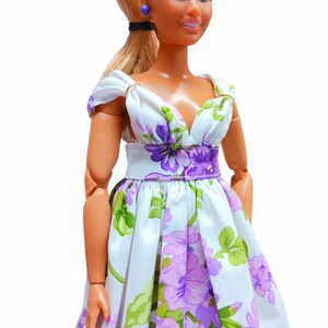 Vestido amarillo floral hecho a mano de la marca Dolls Basics Sunny Blossom Elegance para muñecas con curvas. imagen 6