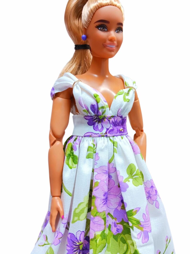 Vestido amarillo floral hecho a mano de la marca Dolls Basics Sunny Blossom Elegance para muñecas con curvas. imagen 6