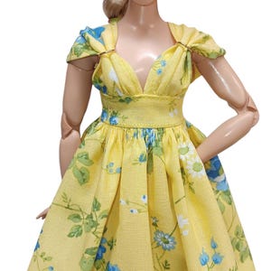 Vestido amarillo floral hecho a mano de la marca Dolls Basics Sunny Blossom Elegance para muñecas con curvas. imagen 2