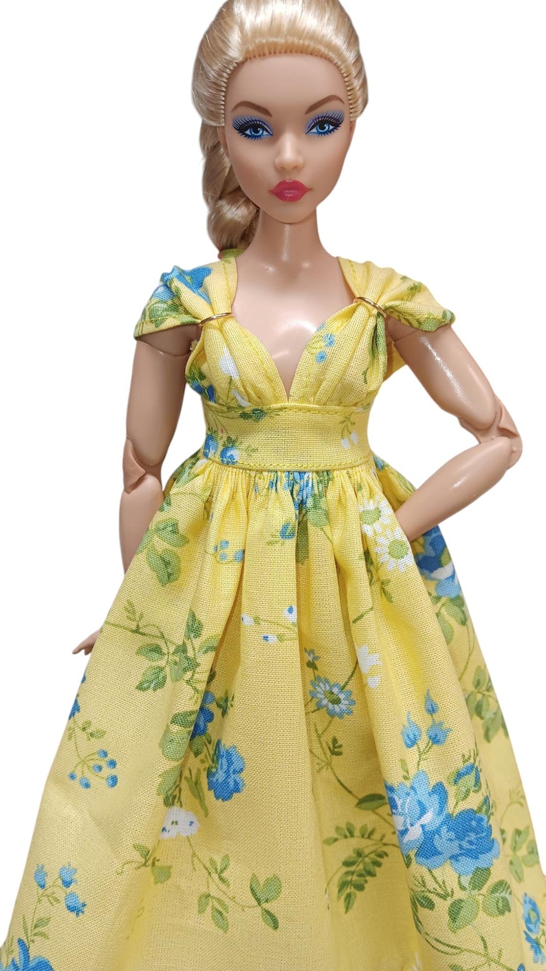 Vestido amarillo floral hecho a mano de la marca Dolls Basics Sunny Blossom Elegance para muñecas con curvas. imagen 2