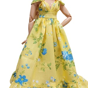 Vestido amarillo floral hecho a mano de la marca Dolls Basics Sunny Blossom Elegance para muñecas con curvas. imagen 3