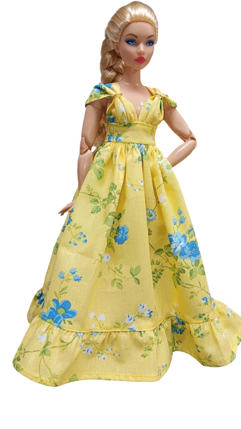 Vestido amarillo floral hecho a mano de la marca Dolls Basics Sunny Blossom Elegance para muñecas con curvas. imagen 3