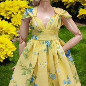 Vestido amarillo floral hecho a mano de la marca Dolls Basics Sunny Blossom Elegance para muñecas con curvas. imagen 4