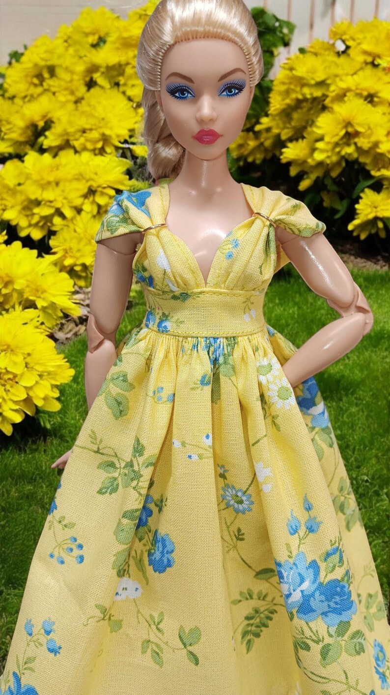 Vestido amarillo floral hecho a mano de la marca Dolls Basics Sunny Blossom Elegance para muñecas con curvas. imagen 4