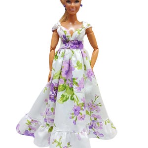 Vestido amarillo floral hecho a mano de la marca Dolls Basics Sunny Blossom Elegance para muñecas con curvas. Lavander blossom