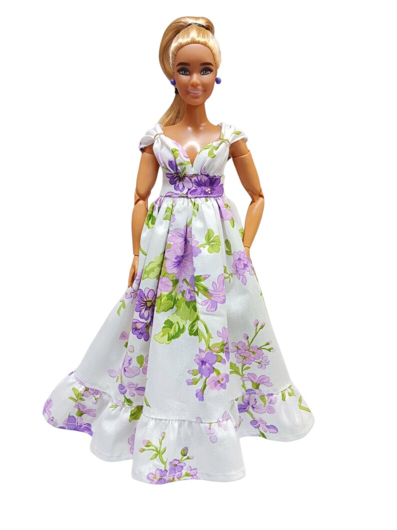 Vestido amarillo floral hecho a mano de la marca Dolls Basics Sunny Blossom Elegance para muñecas con curvas. Lavander blossom