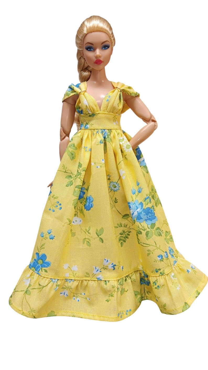Vestido amarillo floral hecho a mano de la marca Dolls Basics Sunny Blossom Elegance para muñecas con curvas. Sunny blossom
