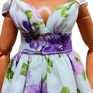 Vestido amarillo floral hecho a mano de la marca Dolls Basics Sunny Blossom Elegance para muñecas con curvas. imagen 7