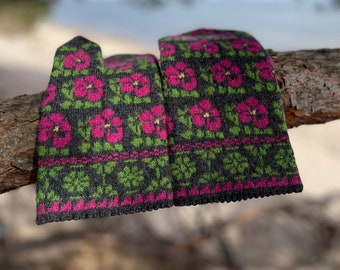 Hand knitted Latvian ethnographic mittens - Pansy flowers