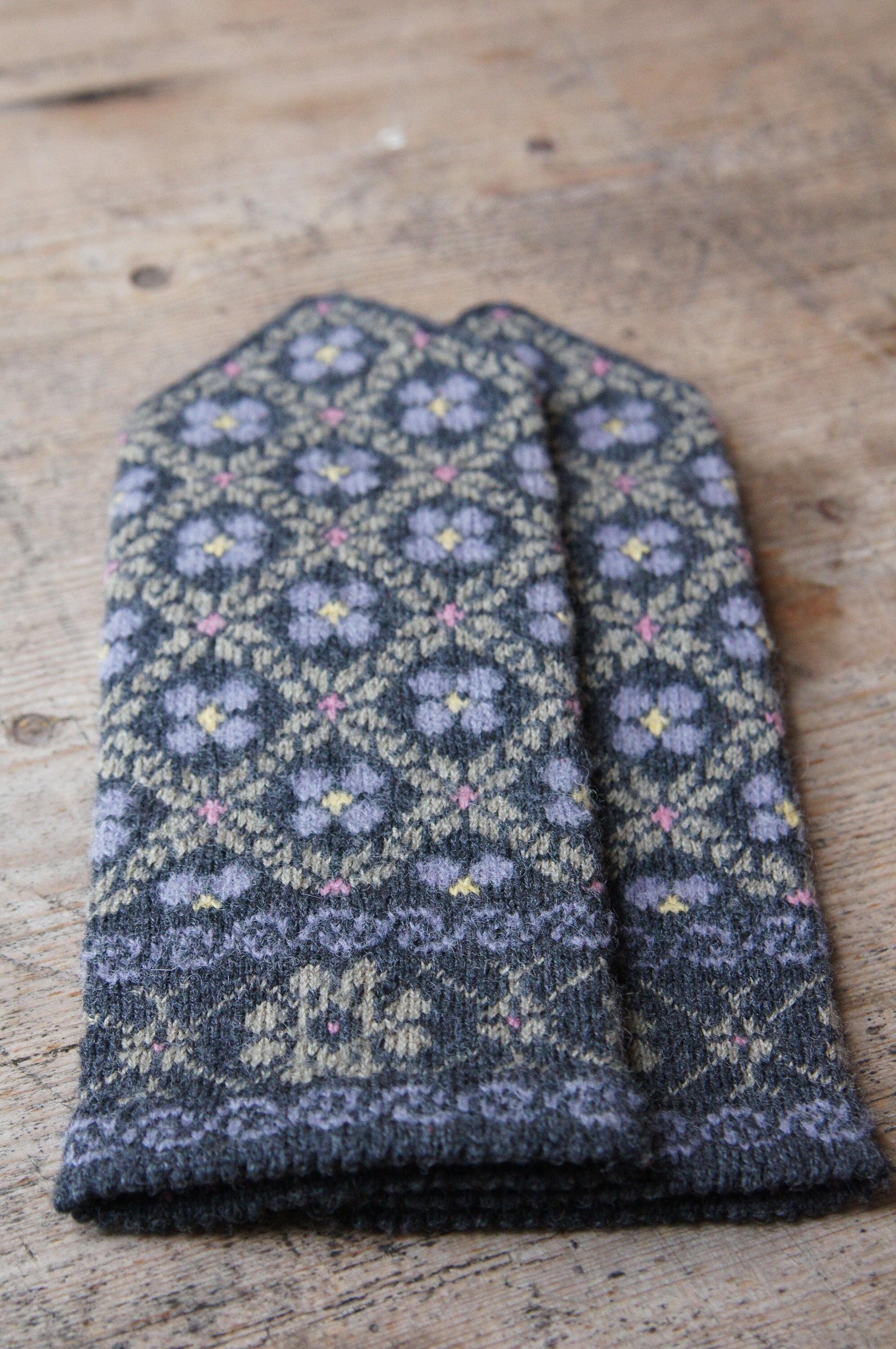 Latvian Traditional Mittens Knitting Pattern - Nīca, Kurzeme Region
