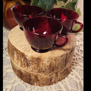ヴィンテージ ルビーレッド ガラス製ティーカップ 3個セット | ミッドセンチュリー クランベリー ガラス製コーヒーマグ | レトロなキッチン装飾 | コテージコア ドリンクウェア | 中古品
