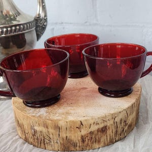 Juego de 3 tazas de té de cristal rojo rubí vintage / Tazas de café de cristal color arándano de mediados de siglo / Decoración de cocina retro / Vajilla estilo cottagecore / De segunda mano