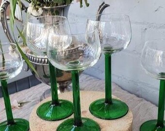 Vintage Französisch Green Stem Weingläser 4er Set, Frankreich Stemware, Smaragdgrün Gläser, Französisch Bistro Barware, Cottagecore Becher