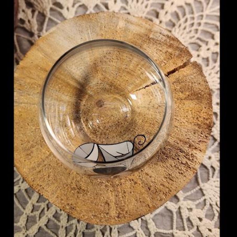 Puede incluir: Una taza de cer&aacute;mica blanca con un asa negra y el texto "But First, Coffee" en negro, con una fuente de estilo manuscrito. La taza est&aacute; sobre una superficie blanca.