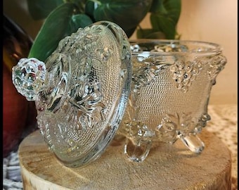 Dulcera vintage de vidrio prensado con tapa, cuenco con pedestal grabado con motivos florales, decoración estilo cottagecore, tarro para baratijas, plato de vidrio reciclado
