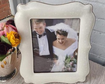 Marco de fotos Lenox Opal Innocence 8x10 / Marco de boda floral en relieve color marfil / Marco de porcelana estilo vintage / Decoración elegante para el hogar de segunda mano