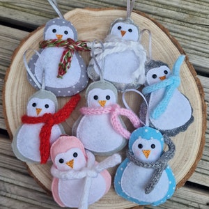 1 x Christmas tree decoration, pom poms