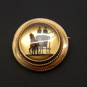 Antique Reverse Intaglio Crystal ( Essex Crystal) 18CT Gold Stagecoach  Brooch