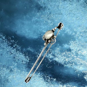 Spilla in argento con scritta &quot;Arts & Crafts&quot; di Dorrie Nossiter, perla