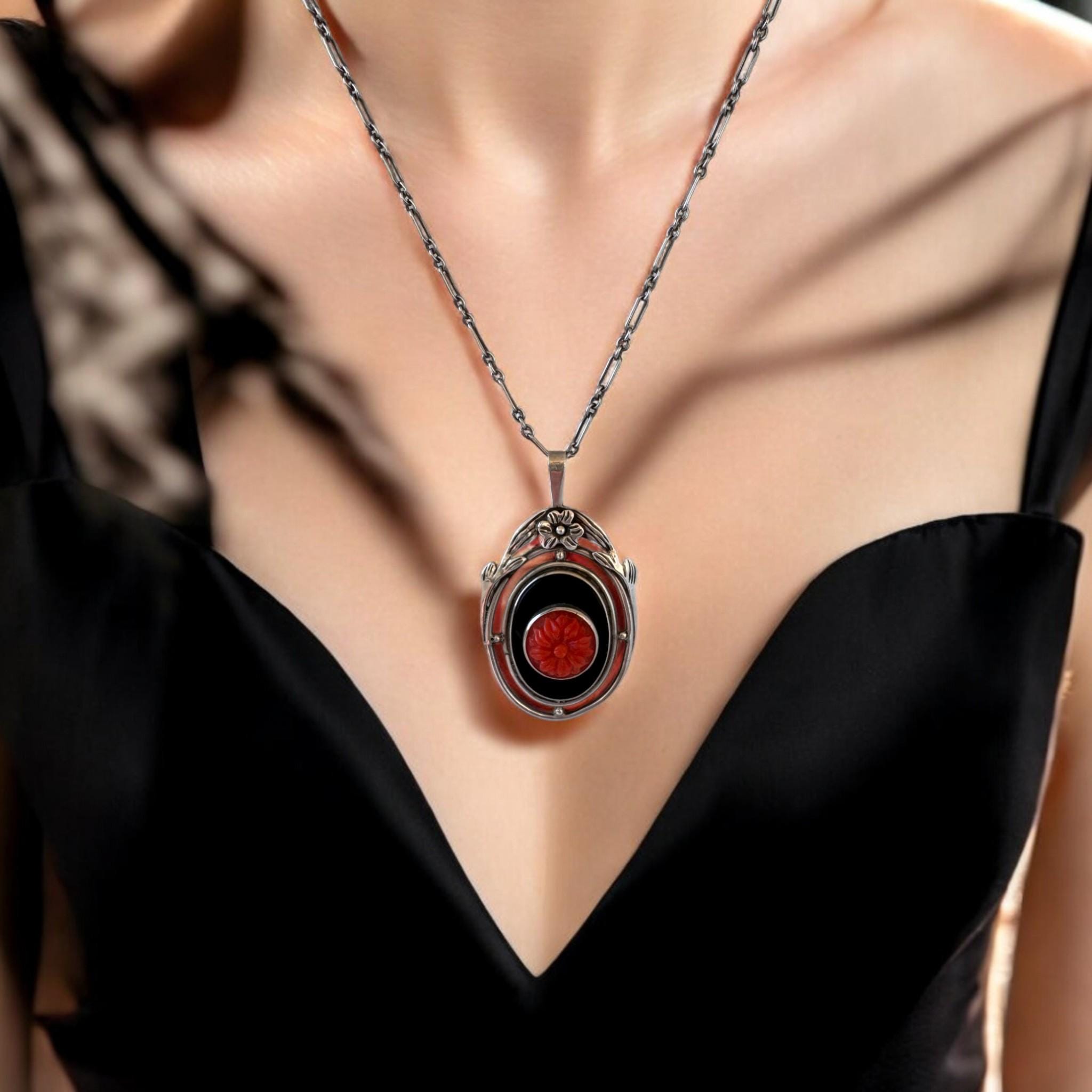 Collier Ancien Charme En Argent Avec Onyx Et Corail - Longue Chaîne Vintage En Bon état, Pièce Unique