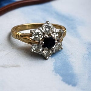 18ct Gold Sapphire & Diamond Cluster Ring 4.4 gm, 4mm Sapphire, 1 carat diamonds