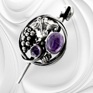Spilla in argento con ametista di Dorrie Nossiter Arts & Crafts