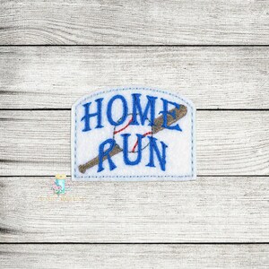 Puede incluir: Parche de fieltro blanco con bordado azul que dice "HOME RUN" con un gráfico de béisbol y bate.