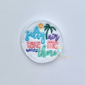 Pode incluir: Um remendo branco bordado com o texto "salty air take me there" em letras coloridas. O remendo apresenta uma palmeira, um sol e linhas onduladas.