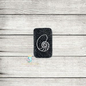 Può includere: Un design a conchiglia bianco e nero su una toppa quadrata nera. La conchiglia è bianca e ha un motivo a spirale.