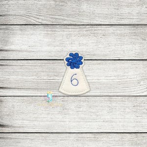 Peut inclure: Chapeau de fête en feutre blanc avec une fleur bleue sur le dessus et le chiffre 6 brodé sur le devant.